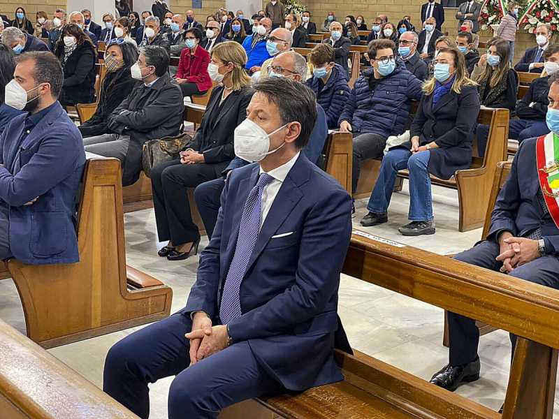 Covid, Conte frena sullo stop a scuole e ristoranti. Per ora solo più smart working