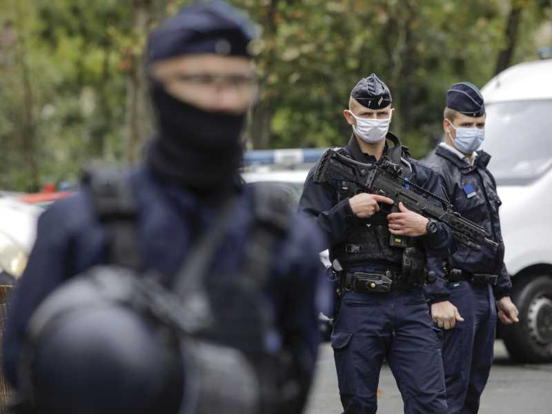 Un islamista diciottenne decapita un professore francese in strada