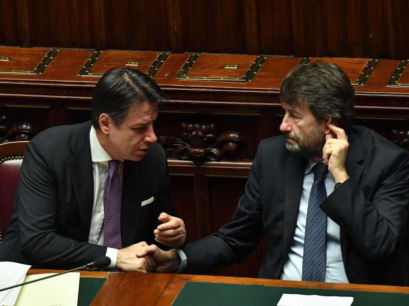 Covid, tensioni nel governo. Franceschini: "Subito nuove misure". Ma il premier frena