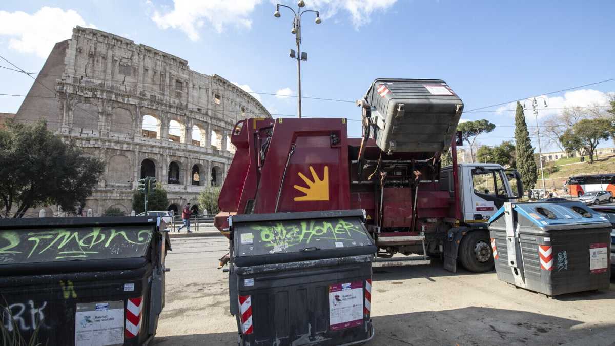 Immagine di L’assessore Ziantoni in guerra contro l’Ama: “Quelli ripristinano i cassonetti”