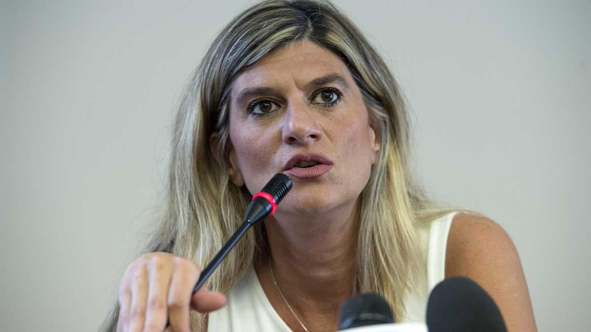 Immagine di Quando Raggi attaccava la cronista di Rep. Angeli. "Imbarazzante e ambigua"