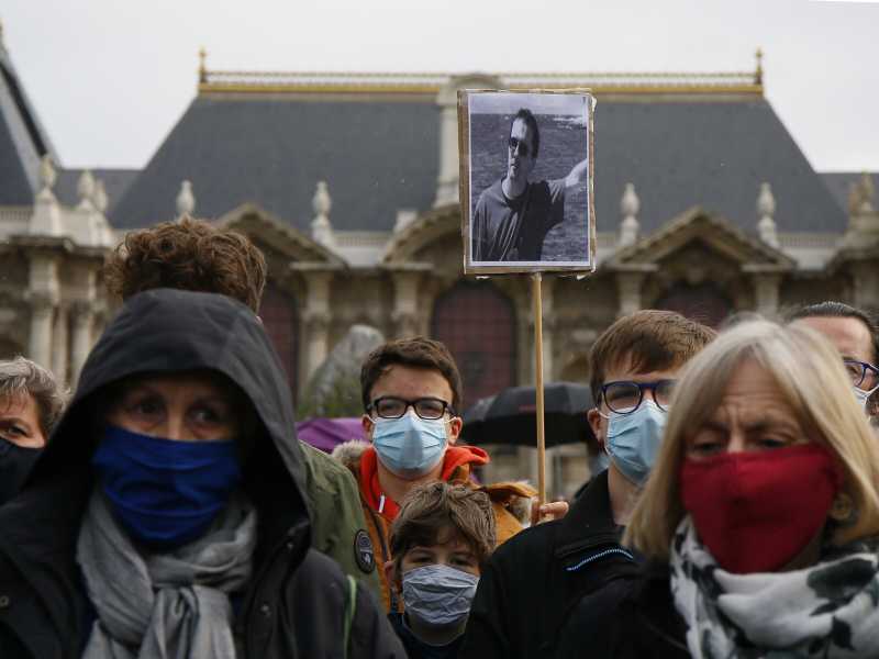 "Non ci fate paura. Siamo la Francia". Così Parigi reagisce all'uccisione di Samuel Paty