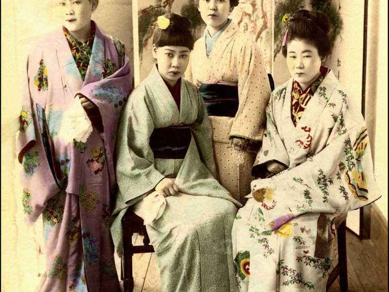 Prostitute in un bordello di Kanagawa. Fotografo sconosciuto, forse Suzuki, circa 1895 (foto Okinawa Soba via Flickr)&nbsp;<br />