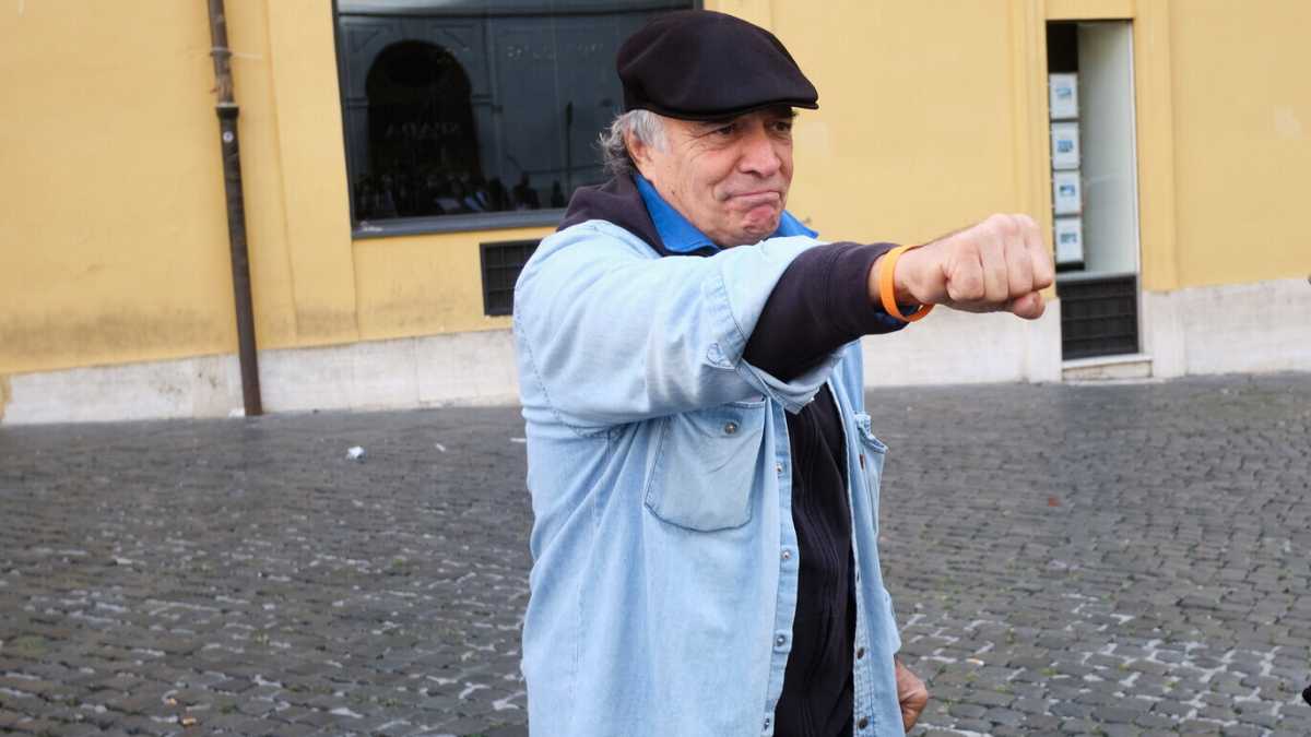 Immagine di "Il virus è del Nuovo Ordine Mondiale. Altro che mascherina". Ecco la teoria di Montesano