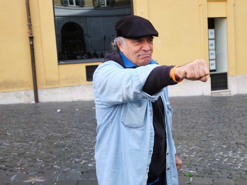 "Il virus è del Nuovo Ordine Mondiale. Altro che mascherina". Ecco la teoria di Montesano