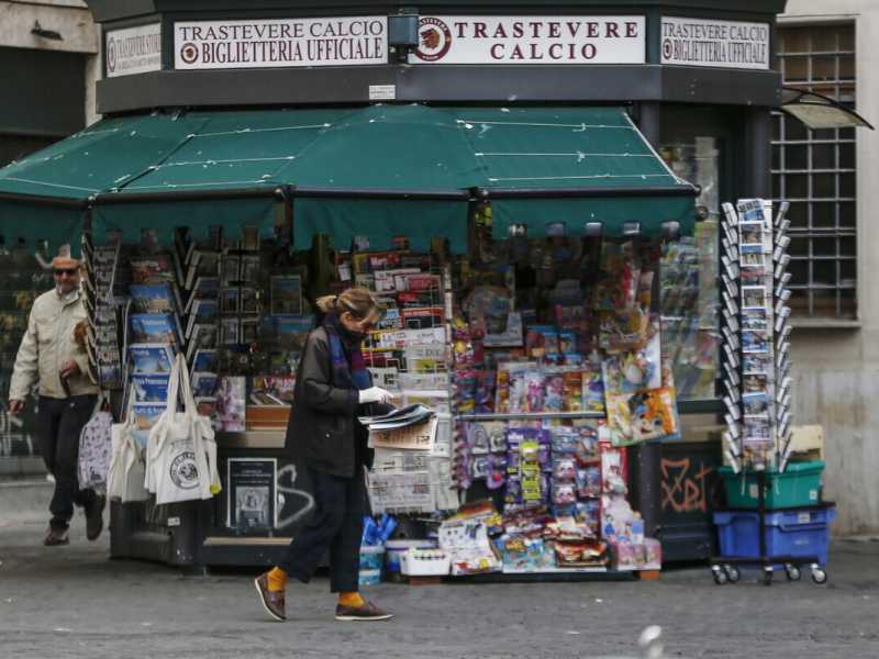 L’orgoglio di ostinarsi a cercare i giornali di carta