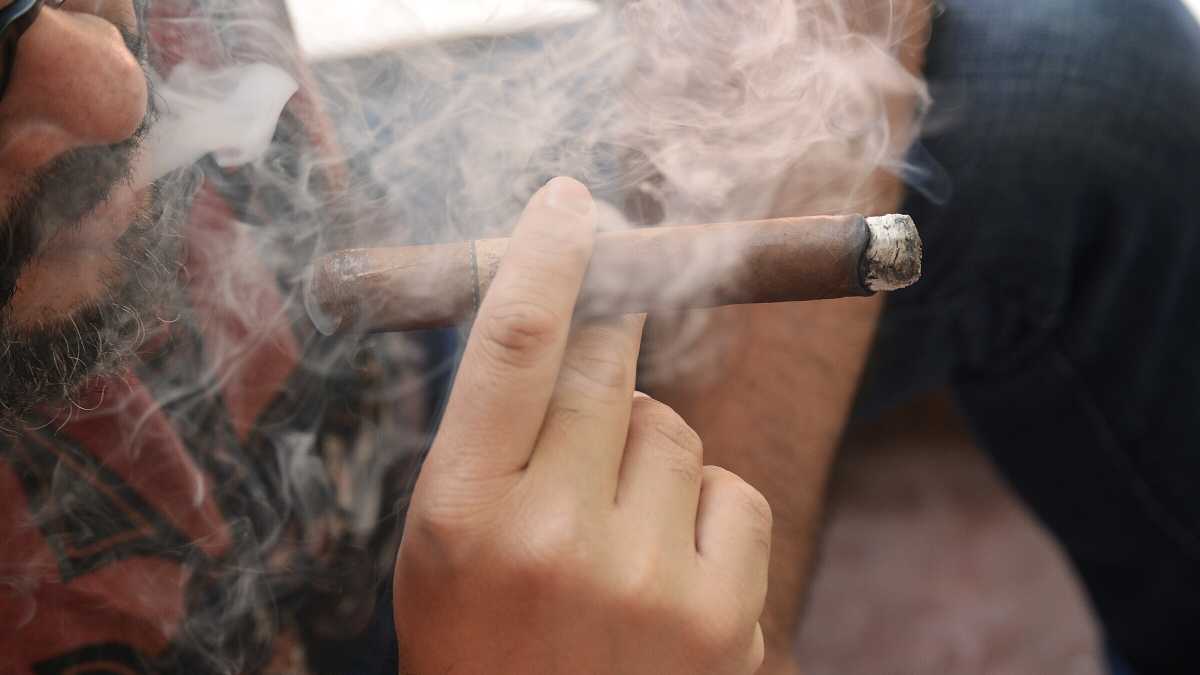 Immagine di Il tabagista non è negazionista. Un sigaro in mano contro il linciaggio