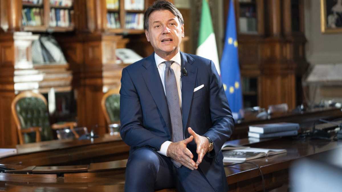 Immagine di Affabile e cerimonioso come uno studente di plastica. Ma è il premier