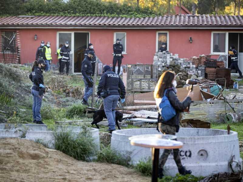 Le operazioni di sgombero e abbattimento alla Romanina (foto Ansa/Massimo Percossi) <br />