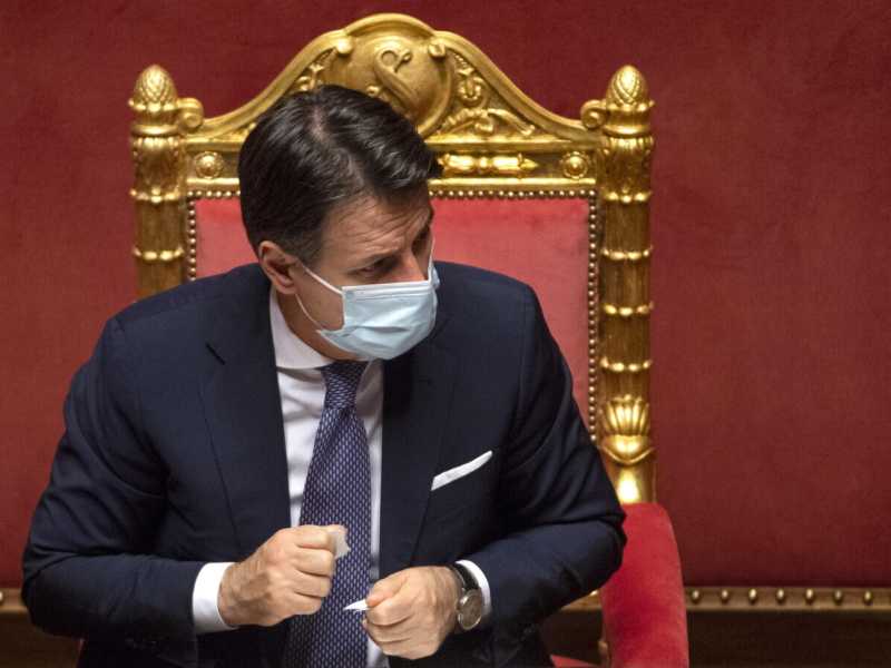 Covid, Conte prova a tenere i nervi saldi mentre le regioni fanno scattare il coprifuoco