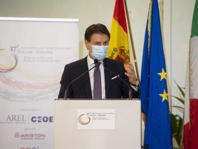 Conte: "Contro il virus ancora sacrifici e rinunce"