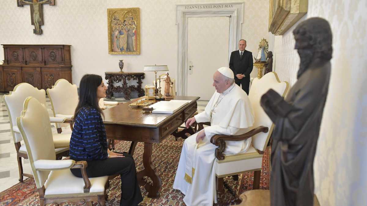 Immagine di Al Papa piace la Raggi