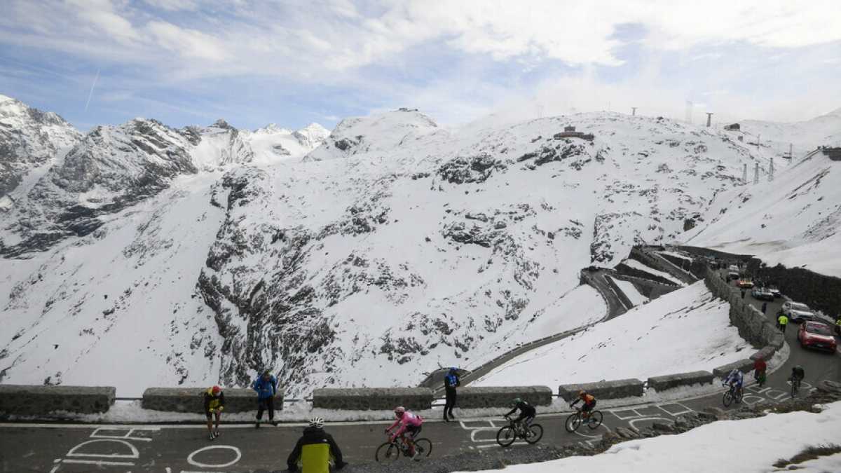 Immagine di Hindley vince, Kelderman in rosa. Lo Stelvio riscrive il Giro d'Italia