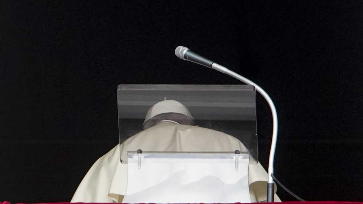 Immagine di Papa Francesco squassa (di nuovo) la vigna. La chiesa è nel caos