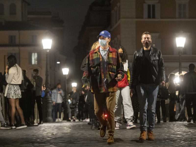 Covid, ecco l'ordinanza anti movida di Roma: multe fino a 1000 euro