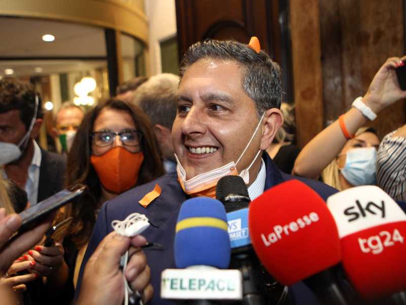 Toti, il delfino che si è fatto piranha