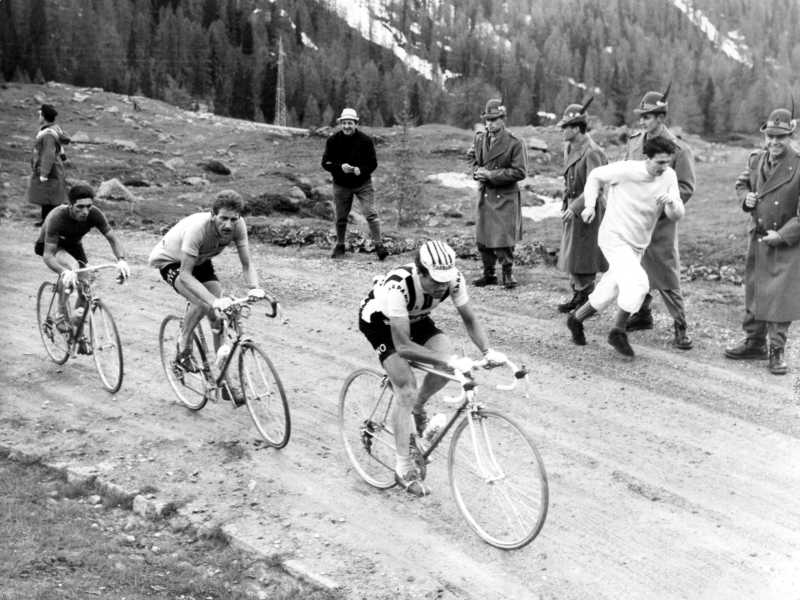 &nbsp;Balmamion davanti ad Adorni nella tappa Belluno-Moena del Giro d'Italia 1963 (foto LaPresse)<br />