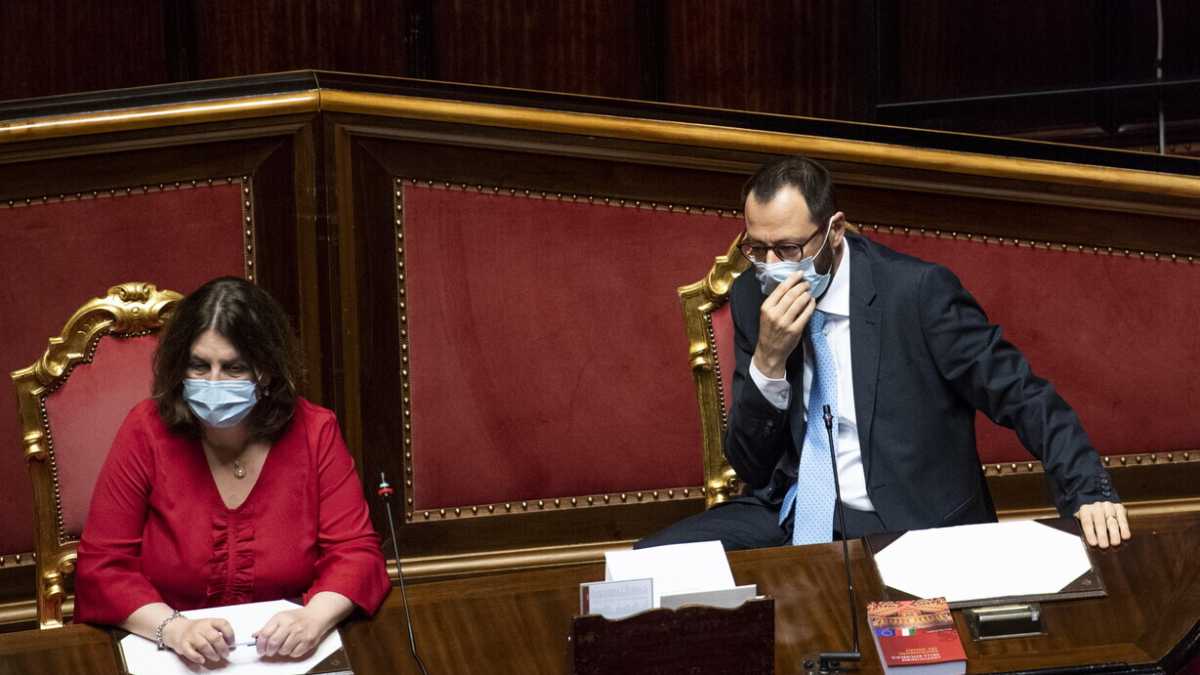 Immagine di Catalfo Vs Patuanelli. La disfida grillina sul blocco dei licenziamenti
