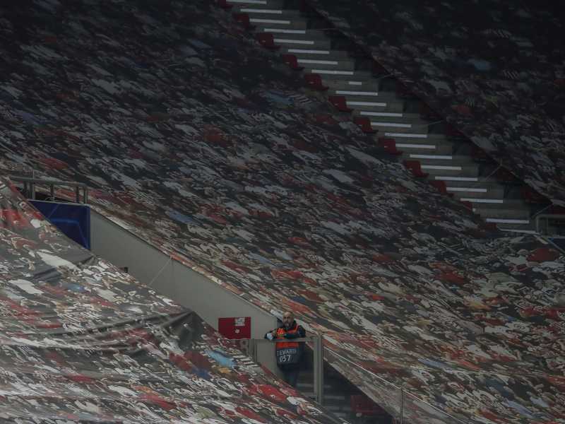 Gli spalti senza pubblico dello stadio dell&rsquo;Olympiacos coperti da enormi teloni raffiguranti i tifosi durante la partita di Champions (foto LaPresse)&nbsp;<br />