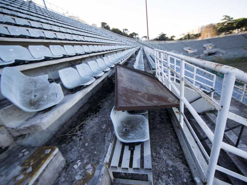 Gli spalti dello stadio Flaminio, a Roma, inutilizzato e abbandonato dal 2011 (foto Ansa)&nbsp;<br />
