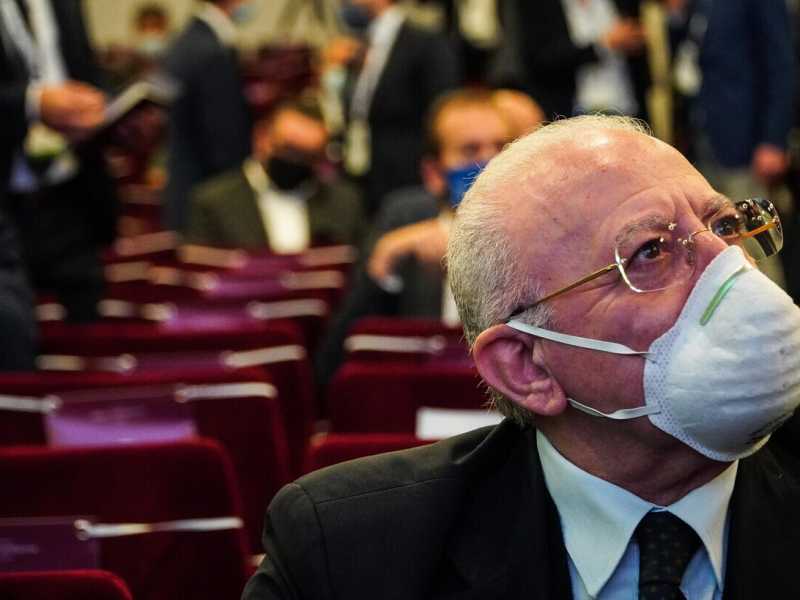 De Luca rompe il tabù: "È ora di un lockdown totale"