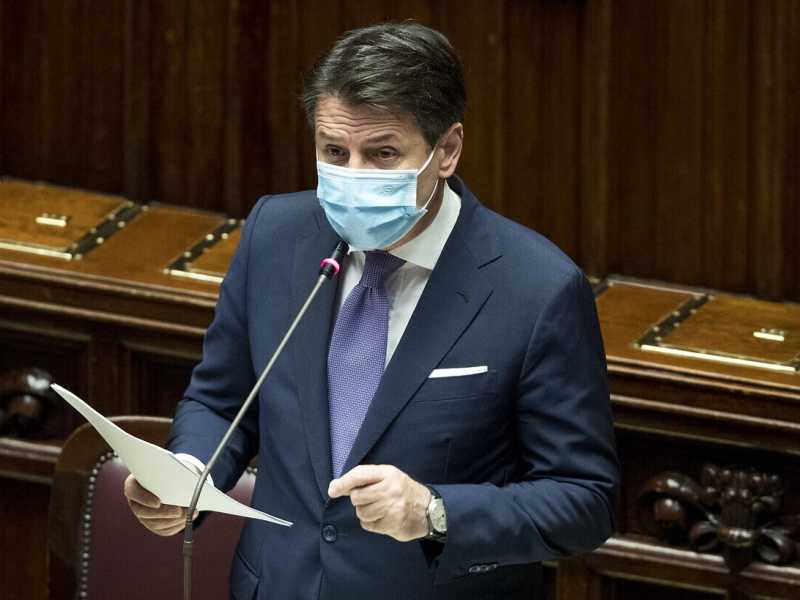 L’ipotesi nascosta di “chiudere dove non si può tenere sempre la mascherina”