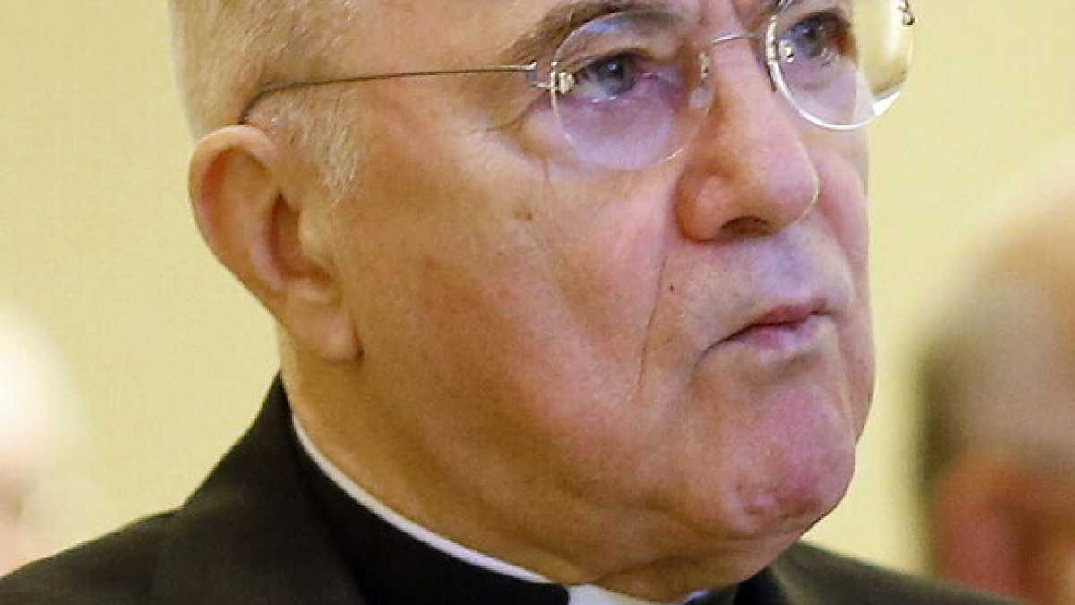 Immagine di Viganò, un Papa per QAnon