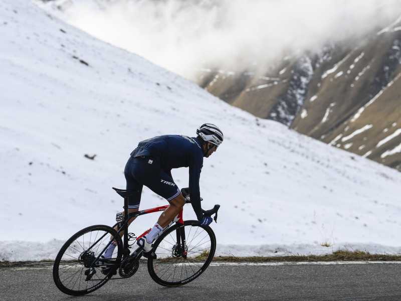 Vincenzo Nibali affronta la discesa del Passo dello Stelvio (foto LaPresse)