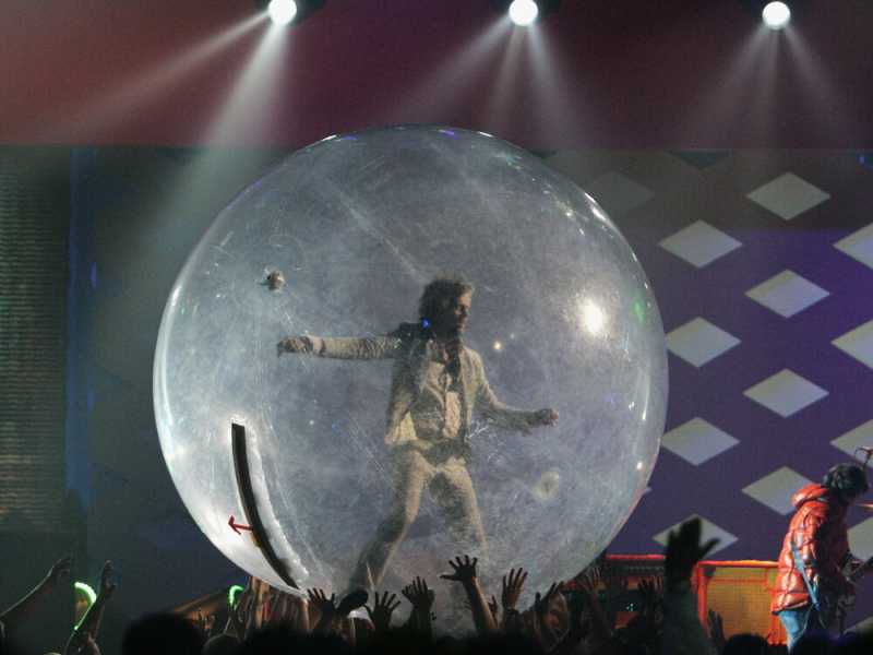  Concerto dentro una bolla. Wayne Coyne, leader del gruppo rock americano Flaming Lips (Reuters)