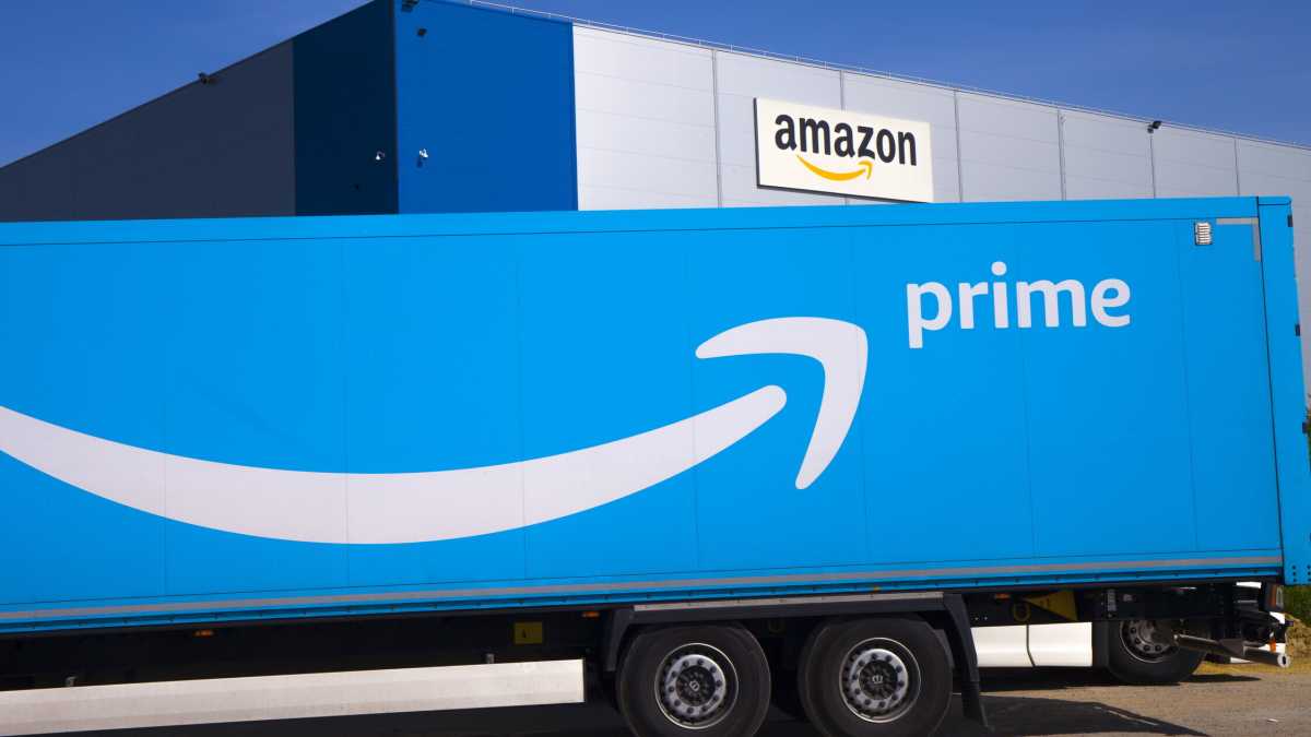 Immagine di Amazon scopre la domenica, noi che Bezos è sempre più ricco