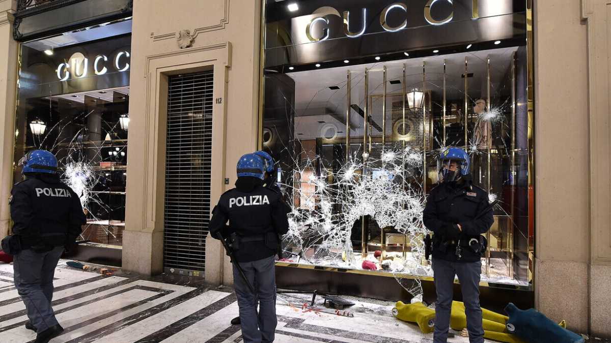 Immagine di Il furto da Gucci a Torino: quando gli antisistema non desiderano altro che i simboli del sistema