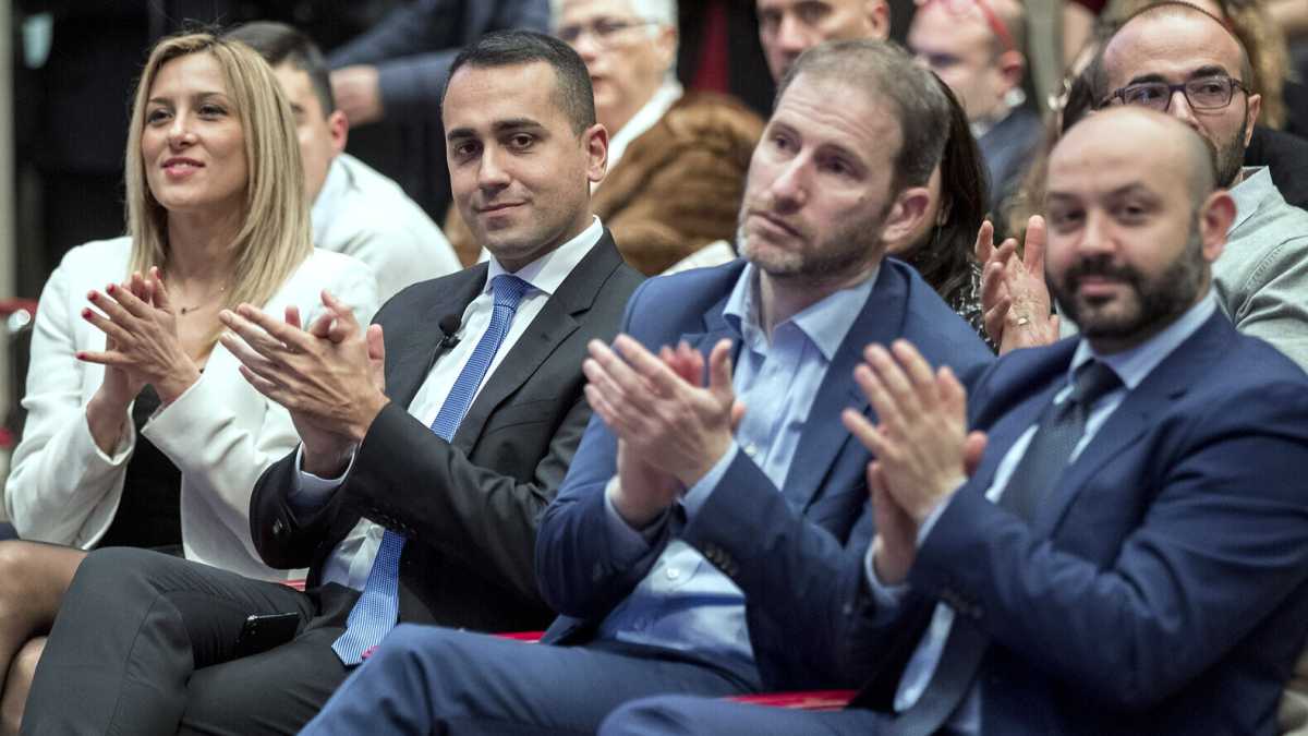 Immagine di Si va verso il lockdown e il M5s parla del sesso degli angeli