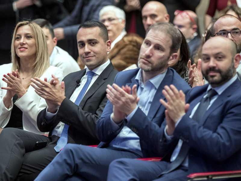 Si va verso il lockdown e il M5s parla del sesso degli angeli