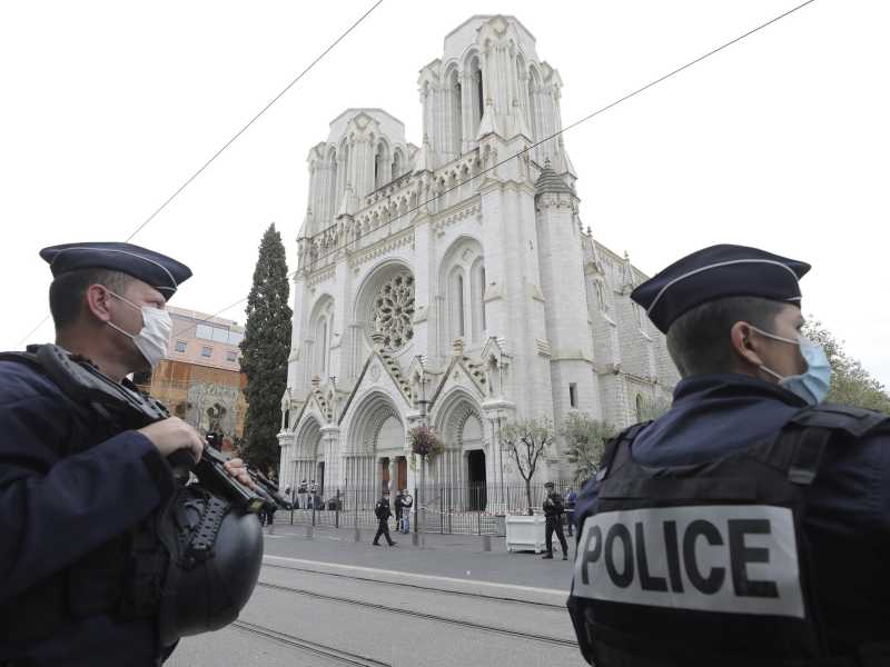 Decapitazione nella cattedrale di Nizza. Il terrorista era "appena arrivato da Lampedusa"