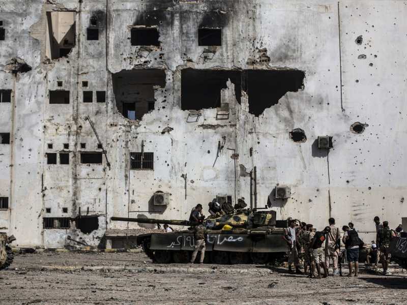 Militari affiliati del Gna ricaricano le munizioni durante un'offensiva contro lo Stato islamico a Sirte (foto LaPresse) <br />