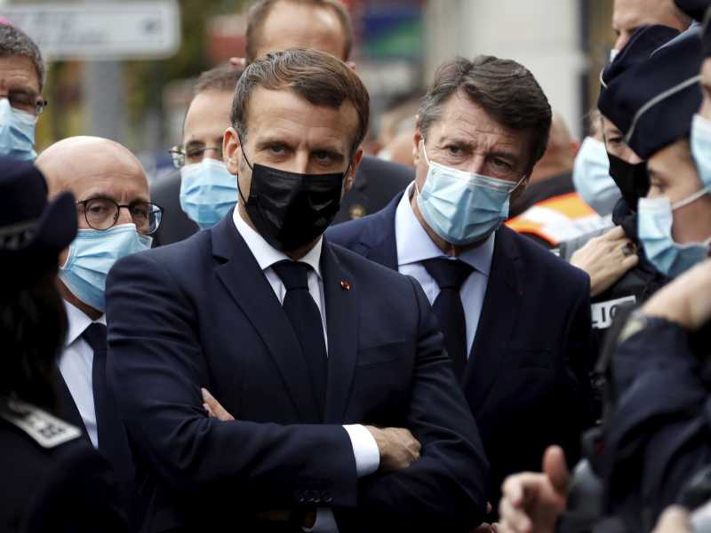 Emmanuel Macron con il sindaco di Nizza Christian Estrosi (foto LaPresse)&nbsp;<br />