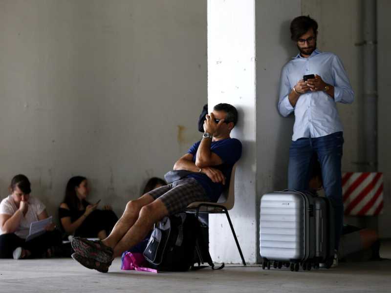 Il Covid colpisce gli anziani, ma le misure anti Covid colpiscono i giovani