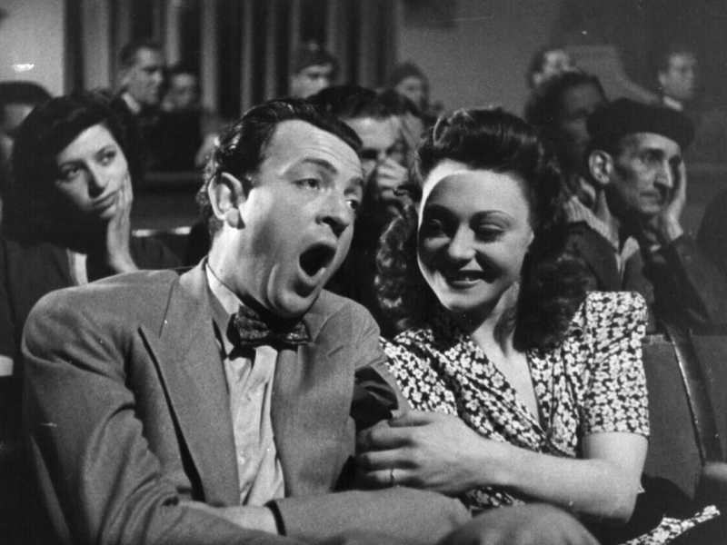 1943: John Clements e Judy Kelley in una scena di 'Tomorrow We Live' (Foto di Hulton Archive / Getty Images)<br /> <br />