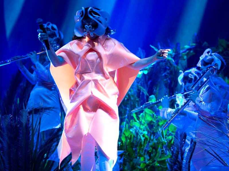 La stilista italiana Micol Ragni è l’autrice del famoso "Vagina dress" indossato dalla cantante Björk nel tour del 2018 (via Facebook) <br />
