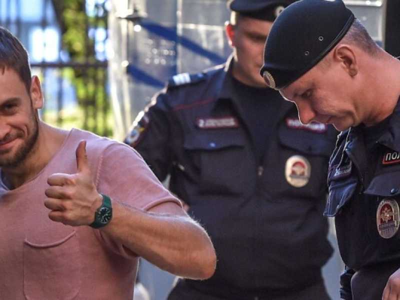 Piotr Verzilov a Mosca con la polizia il 31 luglio (Foto LaPresse)