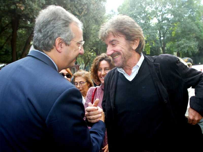 I funerali di Gigi Proietti e la regia di Walter Veltroni