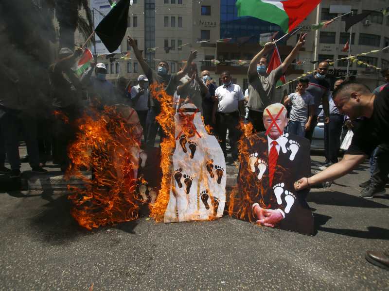 a Nablus, i palestinesi bruciano le sagome di Trump, Netanyahu e del principe emiratino al Nahyan dopo la firma degli Accordi di Abramo (foto LaPresse)&nbsp;<br />