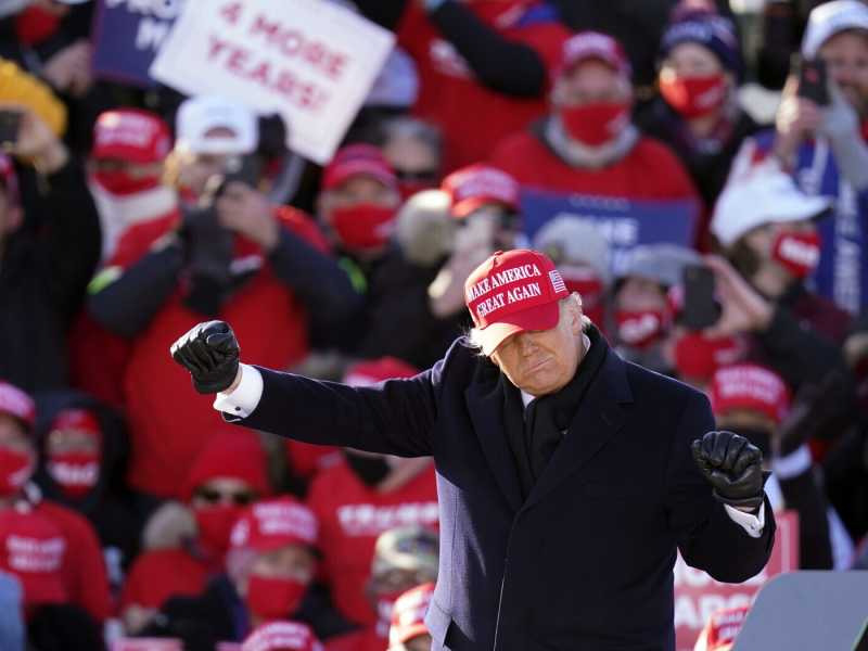 Trump che balla i Village People