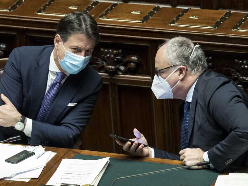 Il nuovo dpcm tra il mezzo lockdown di Conte e la caccia al "tesoretto" di Gualtieri