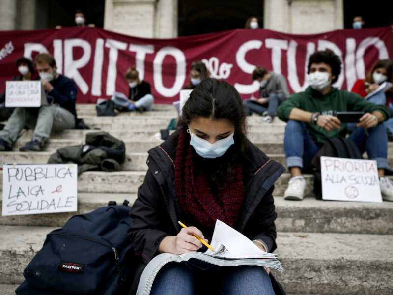 La retorica sulla scuola è ferma a marzo. La lettera di un insegnante