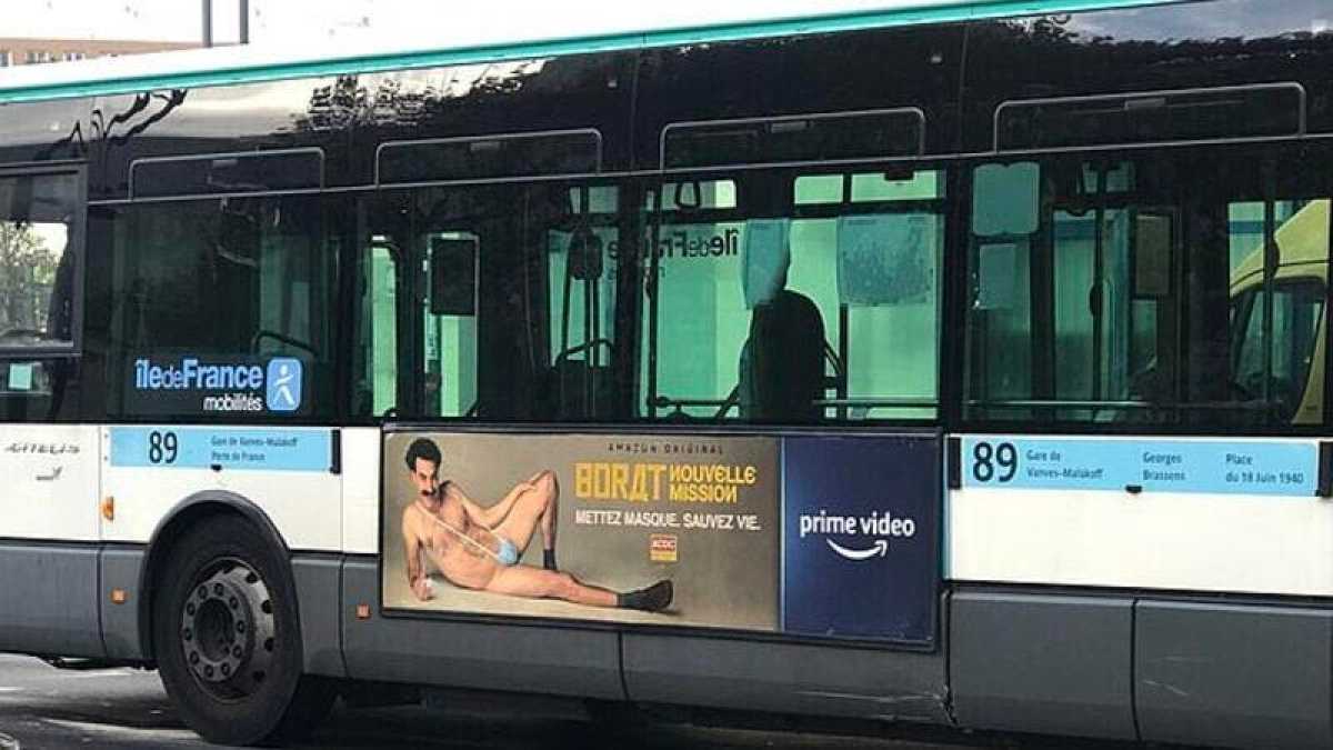 Immagine di “Borat offende l’islam”. Il poster del film censurato in alcuni bus di Parigi