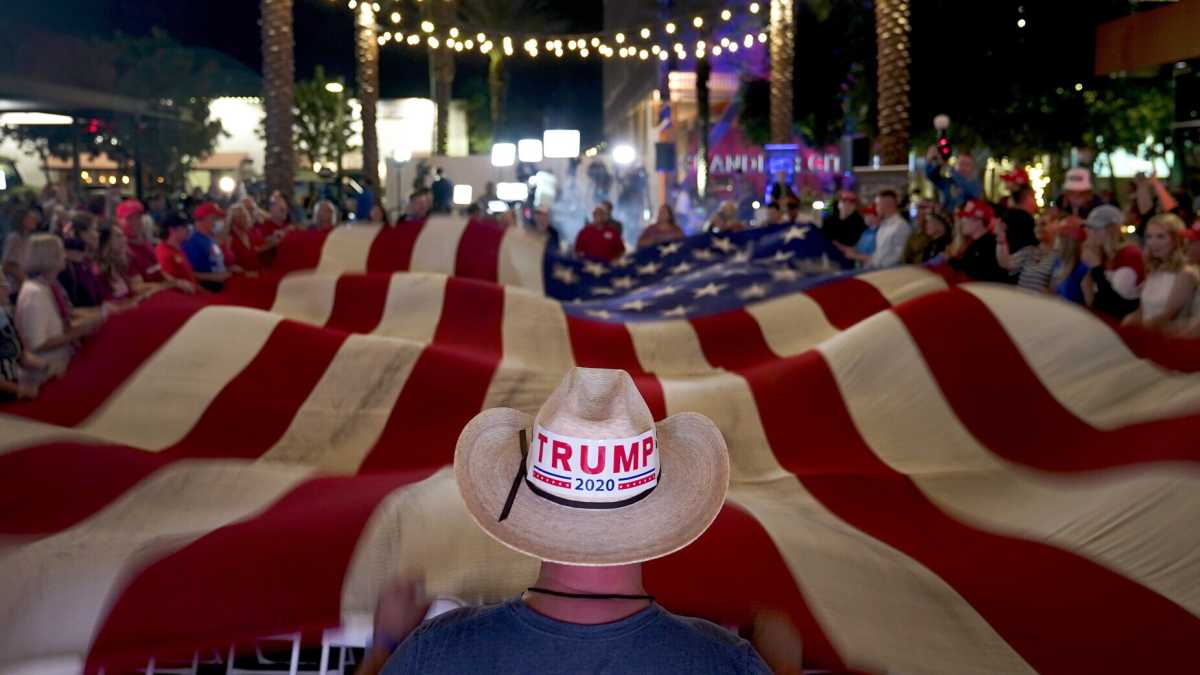 Immagine di Biden e quel calcio mancato a Trump. La sconfessione che non c’è stata di questi quattro anni indecenti