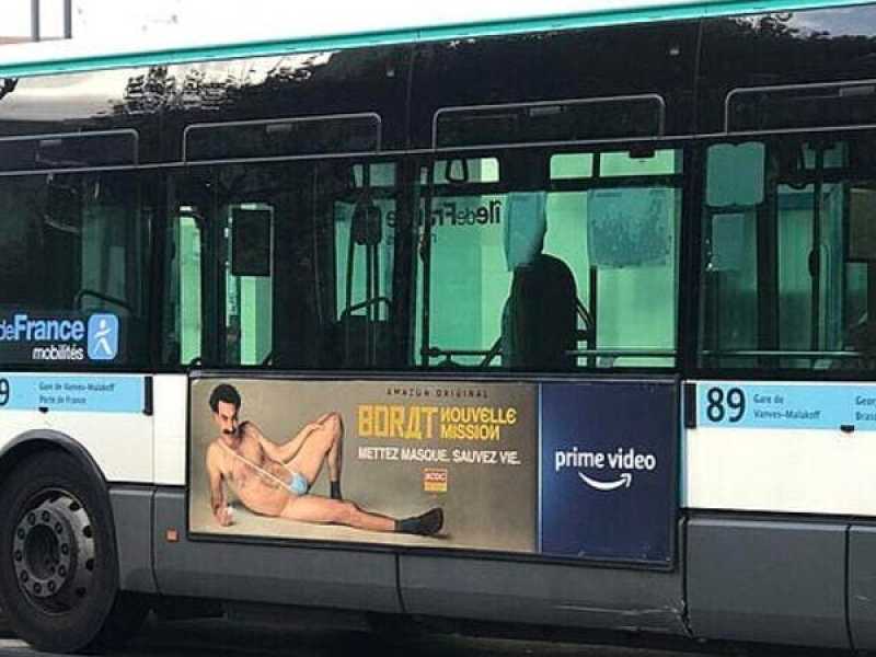 &ldquo;Borat offende l'islam&rdquo;. Il poster del film censurato in alcuni bus di Parigi (foto via Twitter)&nbsp;<br />