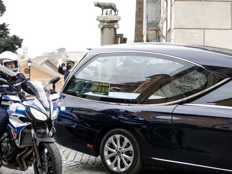 Funerali grandiosi e contactless per Gigi Proietti