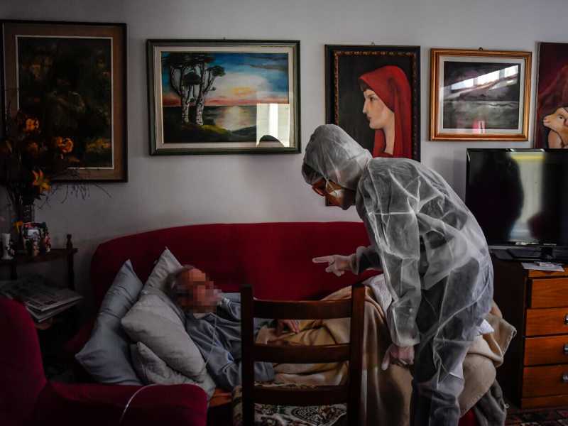 Le Unit&agrave; Speciali (USCA) che curano i malati pi&ugrave; gravi a domicilio (LaPresse)&nbsp;<br />